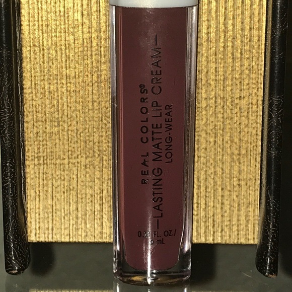 Real Colors Lasting Matte Lipstick - Picture 2 of 5